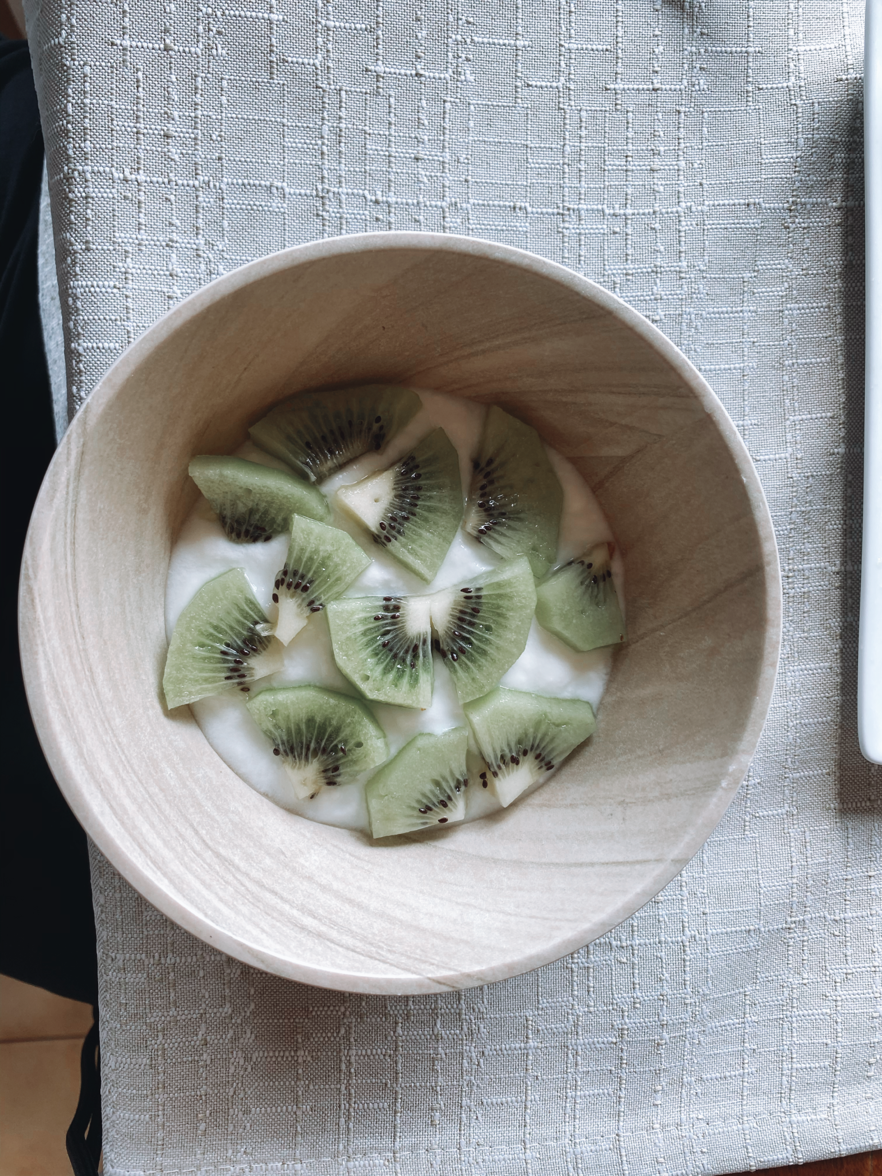 kiwi a fette in ciotola di legno marrone