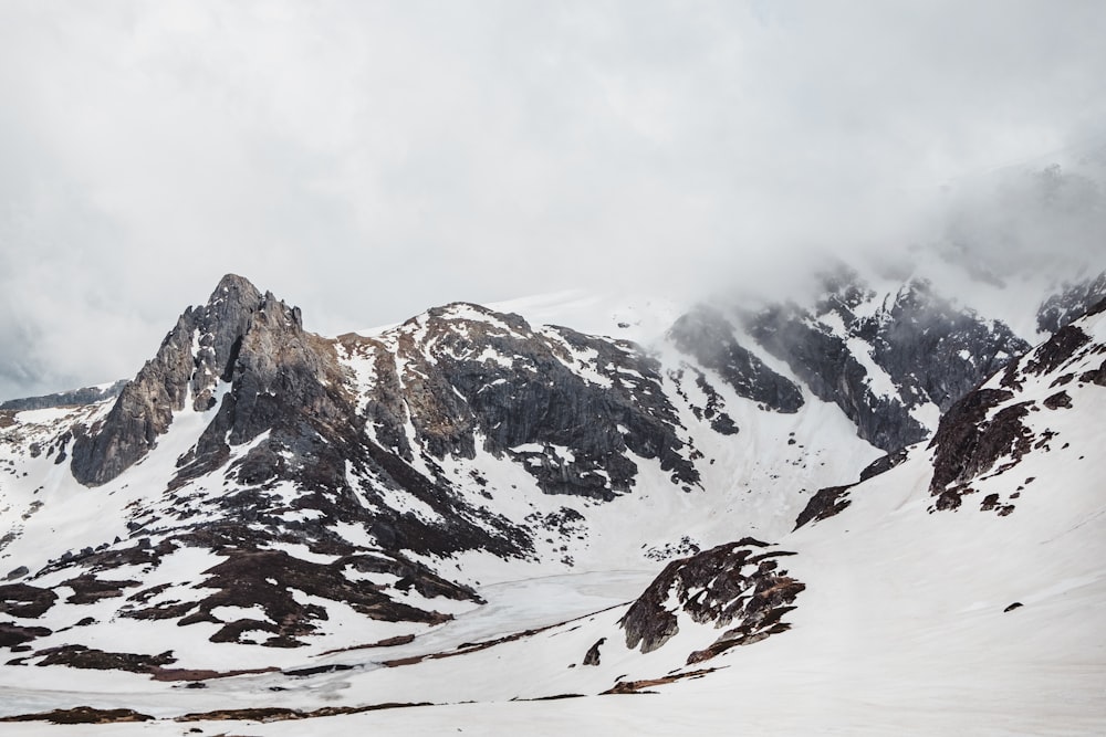 Schneebedeckter Berg tagsüber