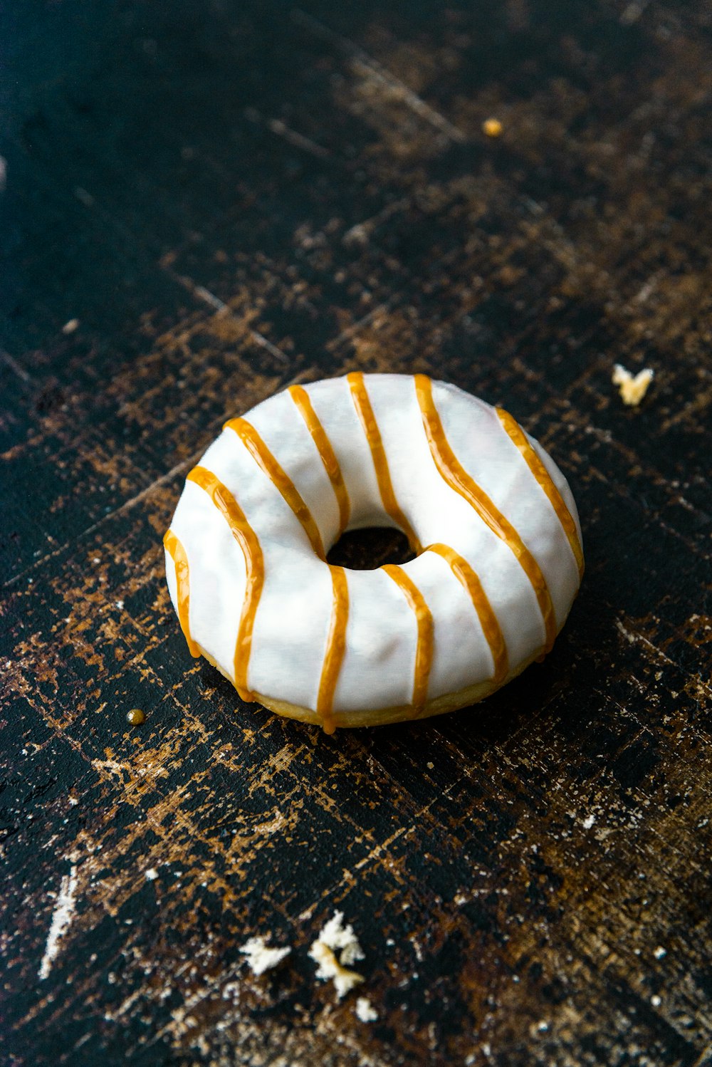 ciambella bianca su tessuto in bianco e nero