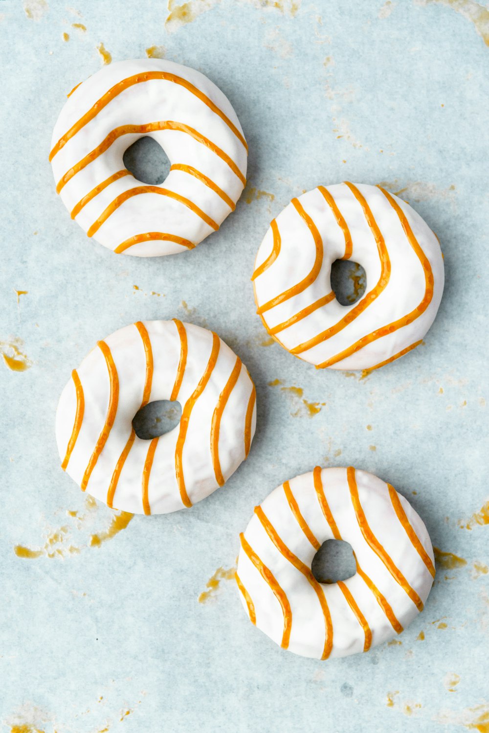 weiße und braune Donuts auf weißer Oberfläche