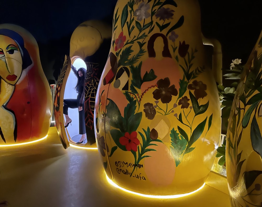 黄色と緑の花の陶器の花瓶