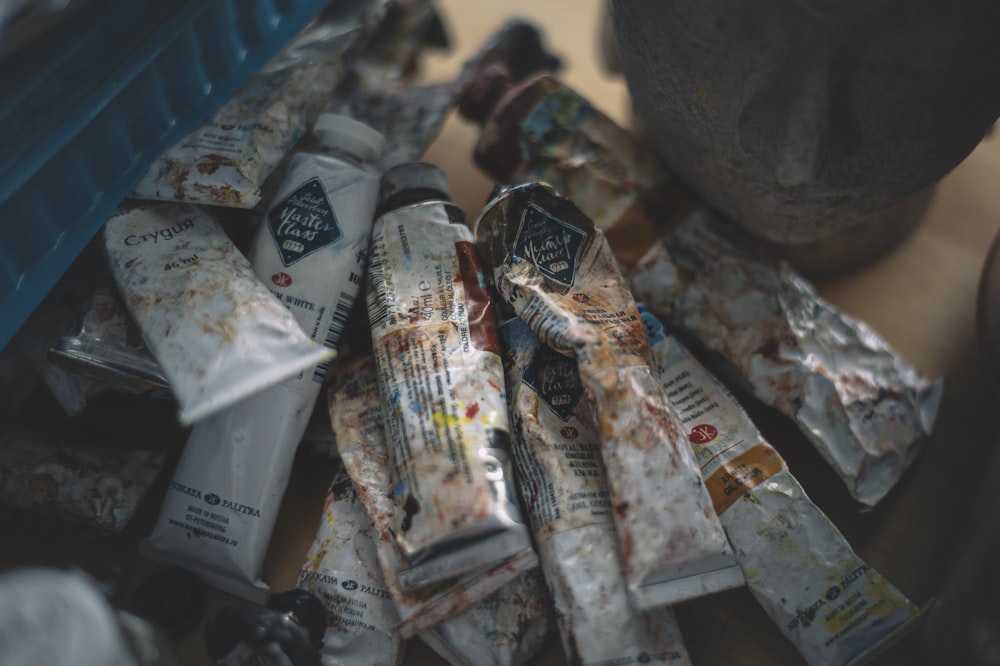 weiße und blaue Plastikverpackung