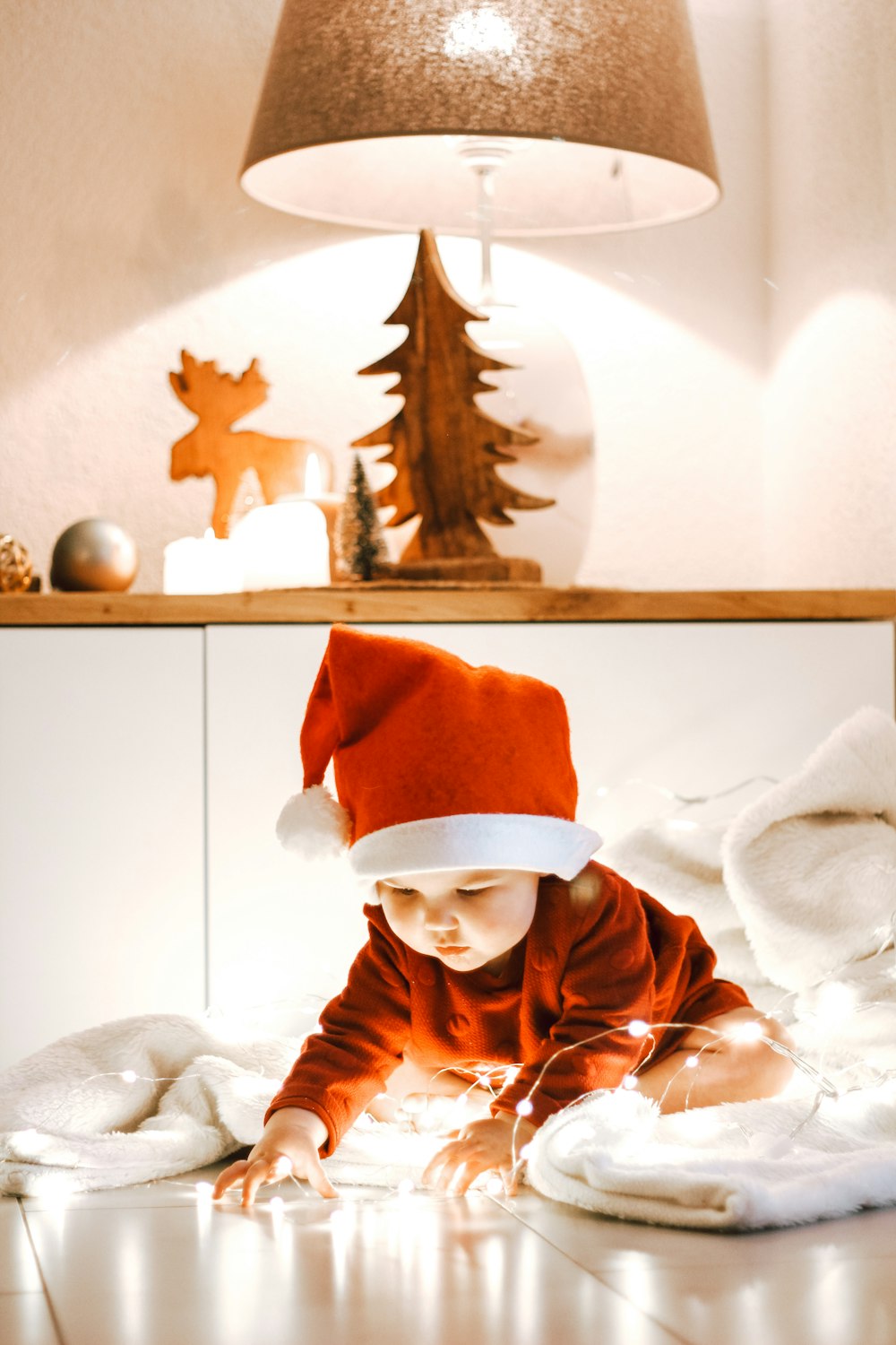 menino no chapéu do Papai Noel vermelho e branco