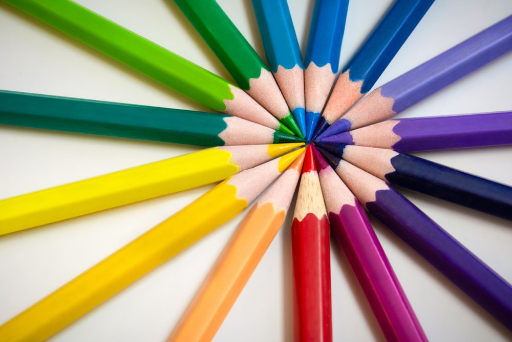 Crayons multicolores sur surface blanche