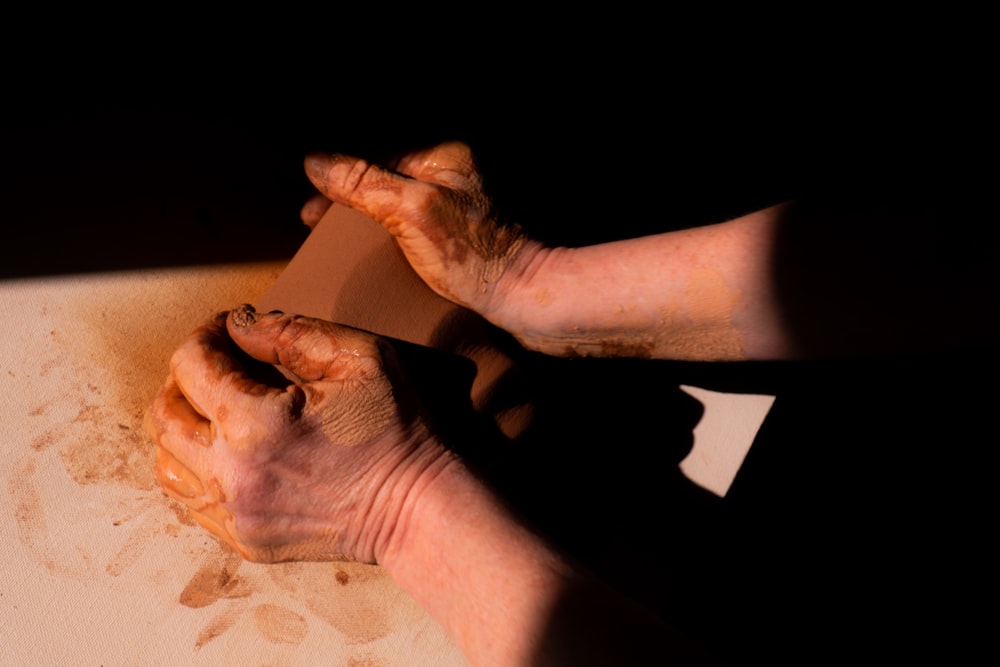 Personen Hand auf weißem Textil