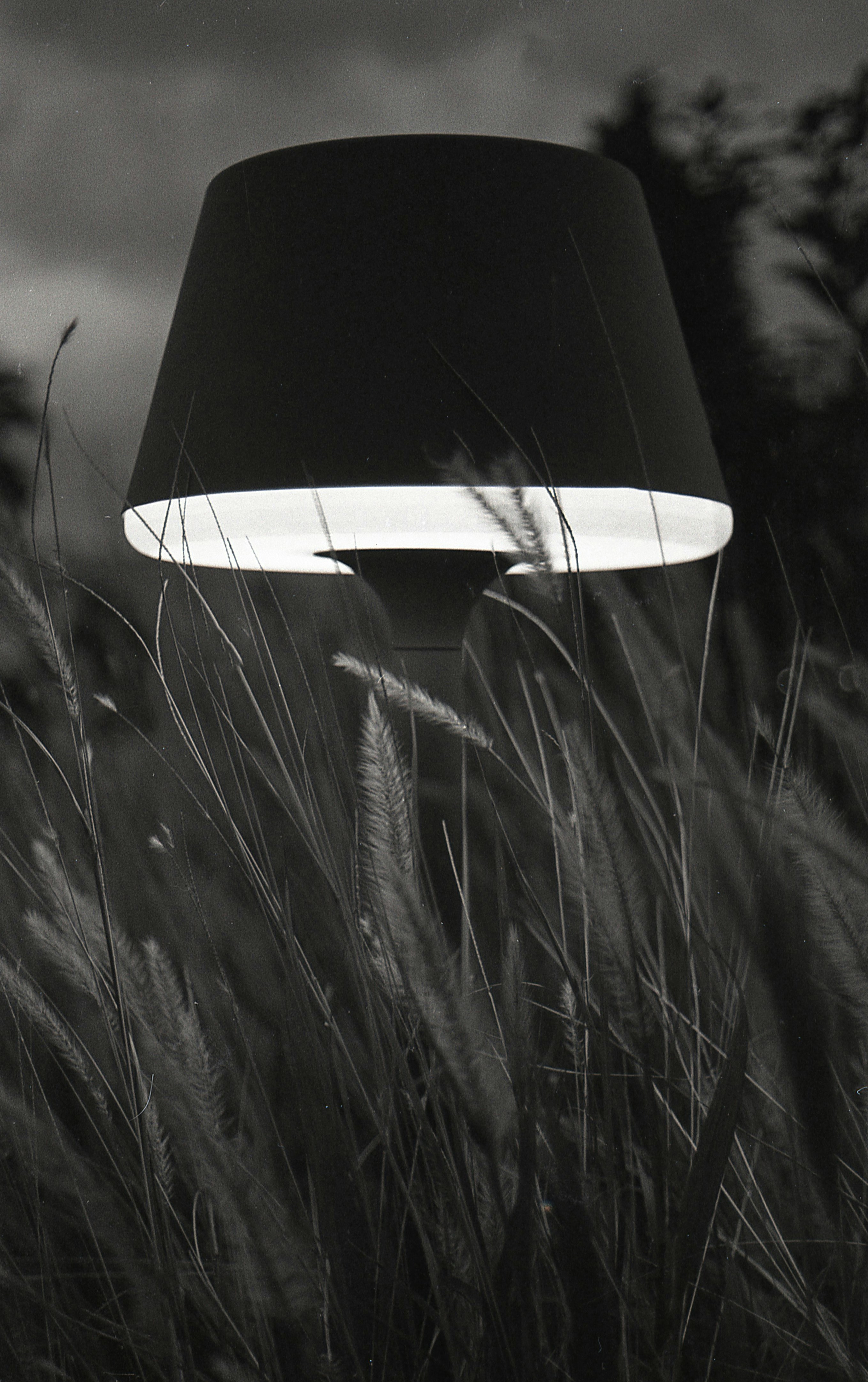Lámpara colgante en blanco y negro