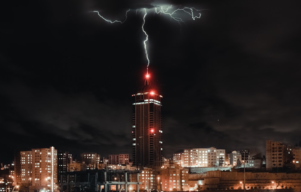 Skyline de la ville avec feu d’artifice pendant la nuit