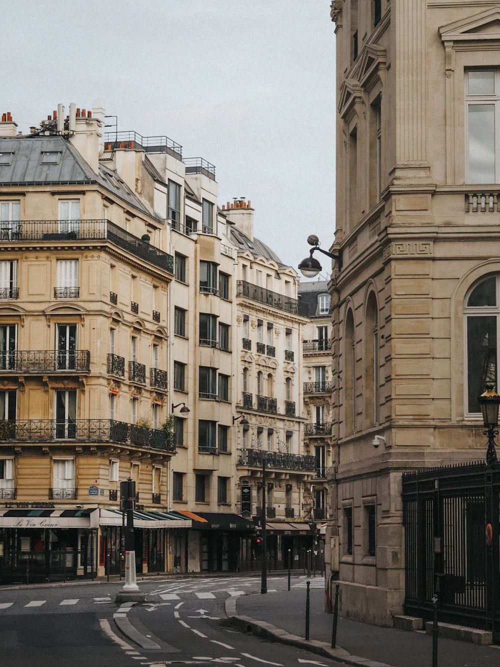 Rue parisienne bordée d’immeubles en pierre et de balcons