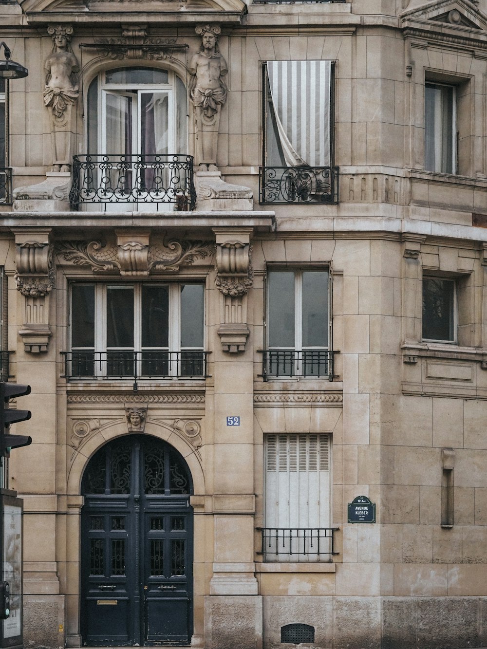 Edificio de hormigón marrón con ventana de metal negro