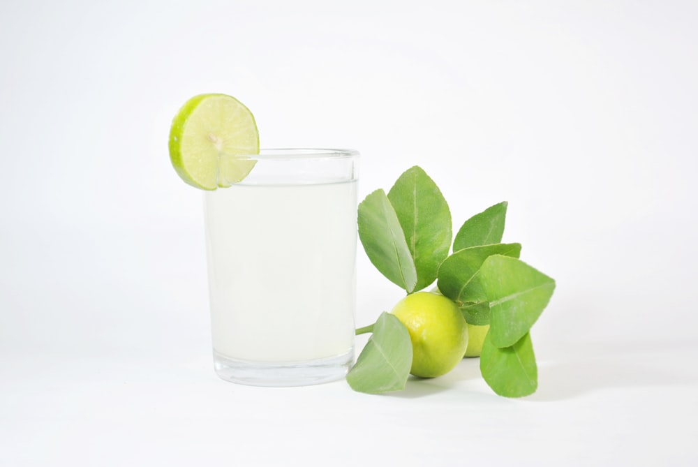 verre à boire transparent avec citron vert