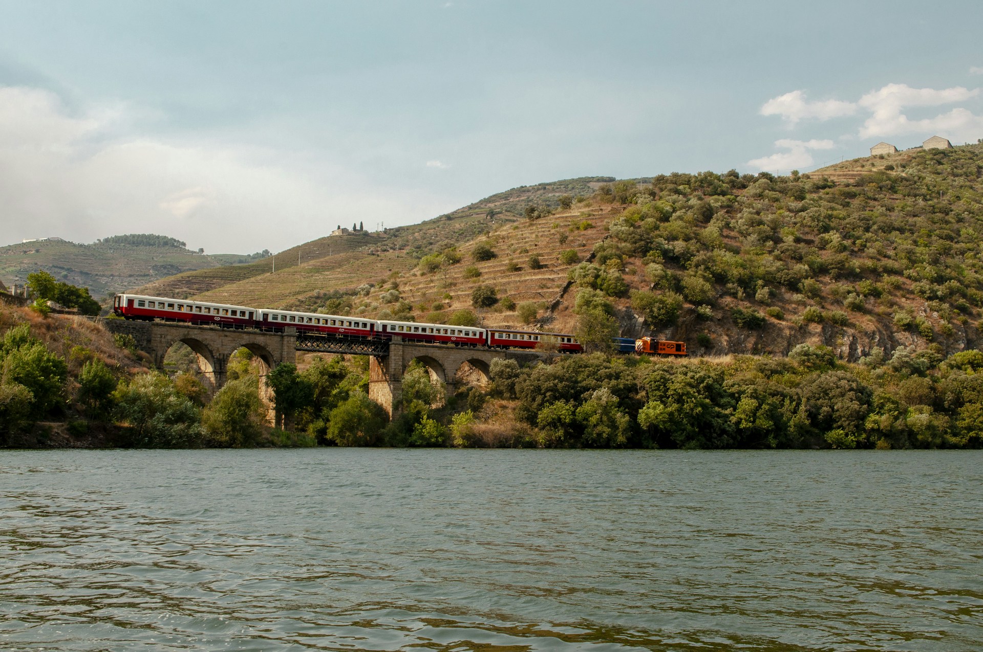 black and white bed linen