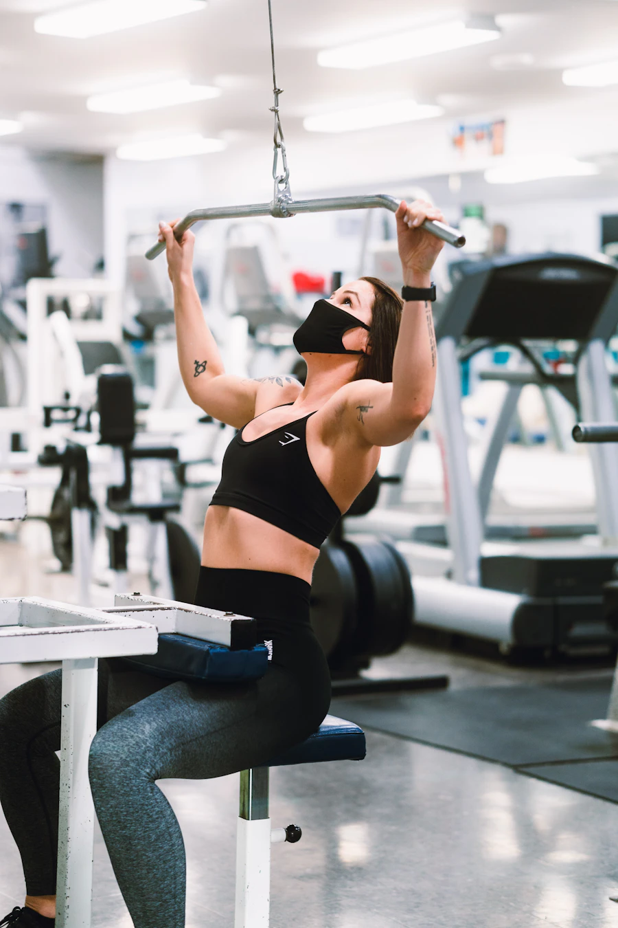 Trainer donna sorridente in palestra