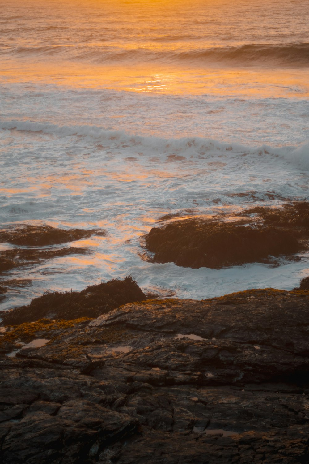 ocean waves crashing on rocks during daytime