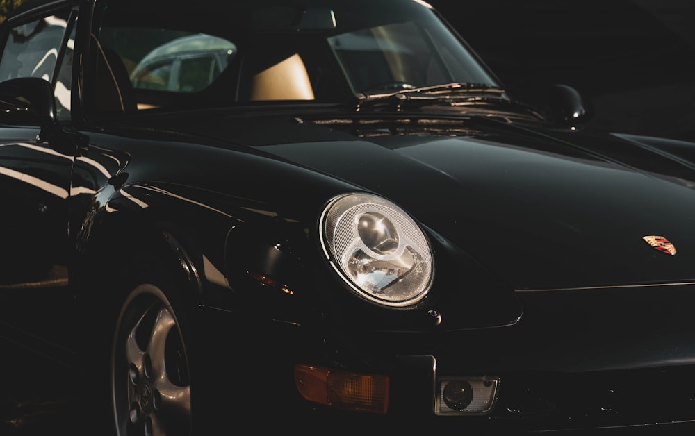 Hình ảnh Porsche 911 màu đen cực kỳ đẹp mắt và bí ẩn. Chiếc xe này không chỉ là một biểu tượng của sự sang trọng và tốc độ mà còn đại diện cho sự mạnh mẽ, đầy cá tính. Hãy chiêm ngưỡng bộ sưu tập ảnh được chụp cực kỳ tinh tế về chiếc Porsche 911 màu đen này.