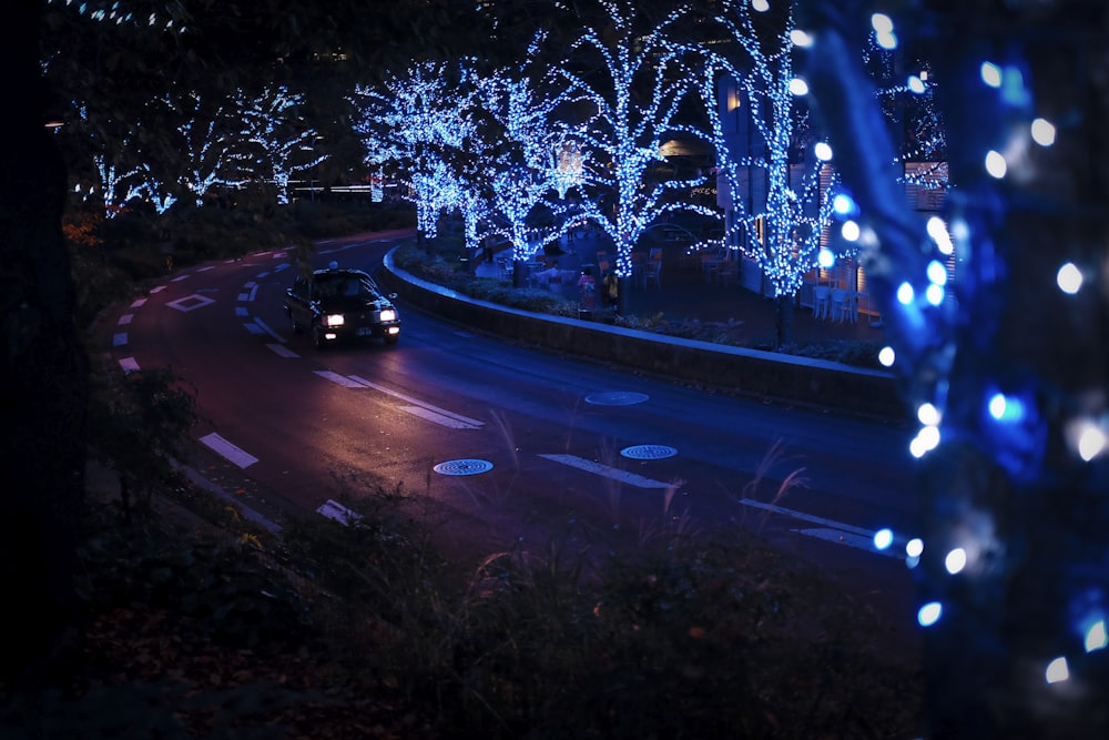 árvore de Natal verde com luzes de corda