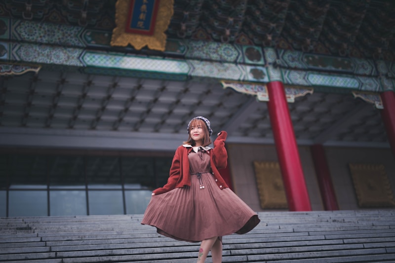 Femme élégante en robe rouge longue Kyoto