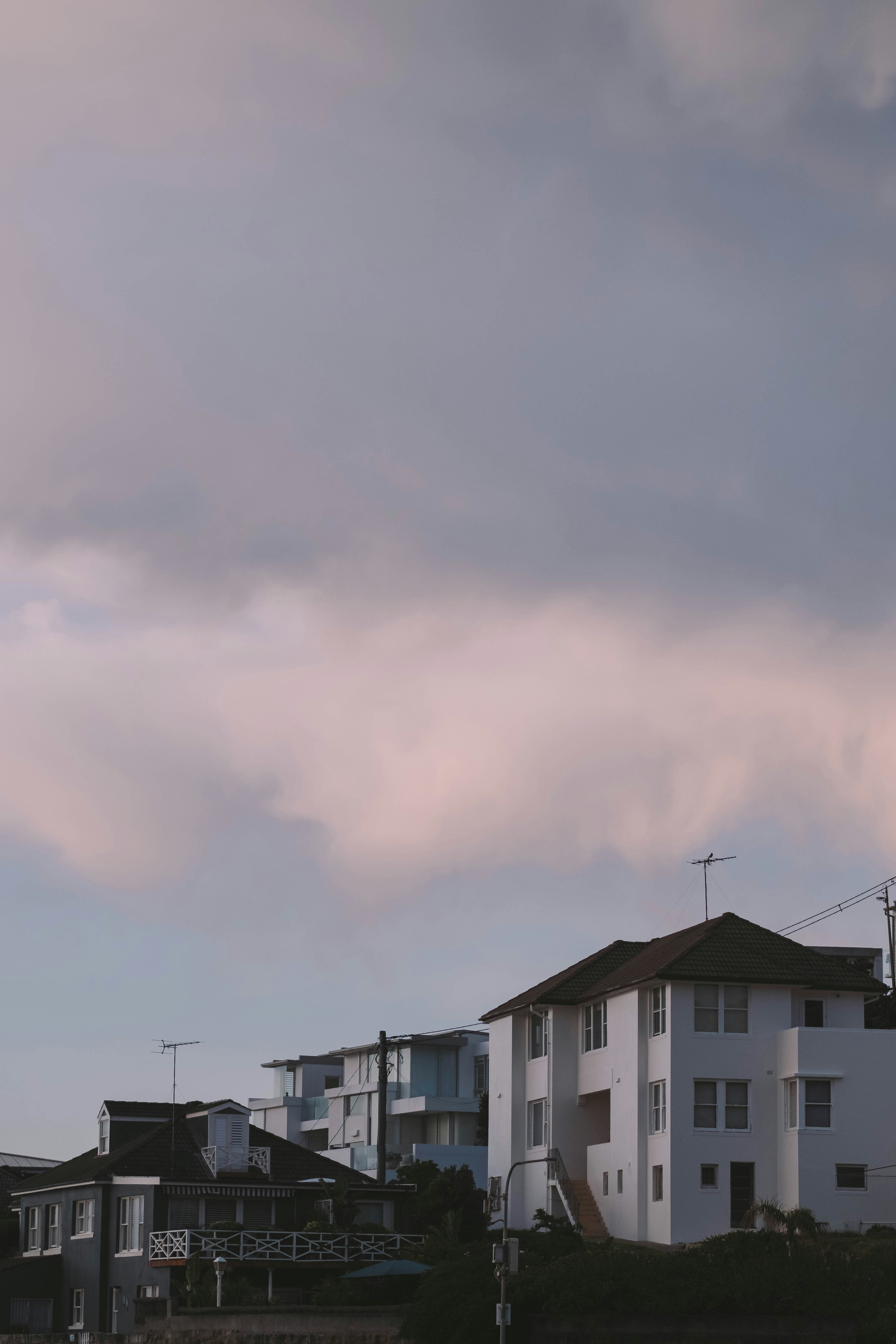 edificio de hormigón blanco y marrón bajo nubes blancas durante el día