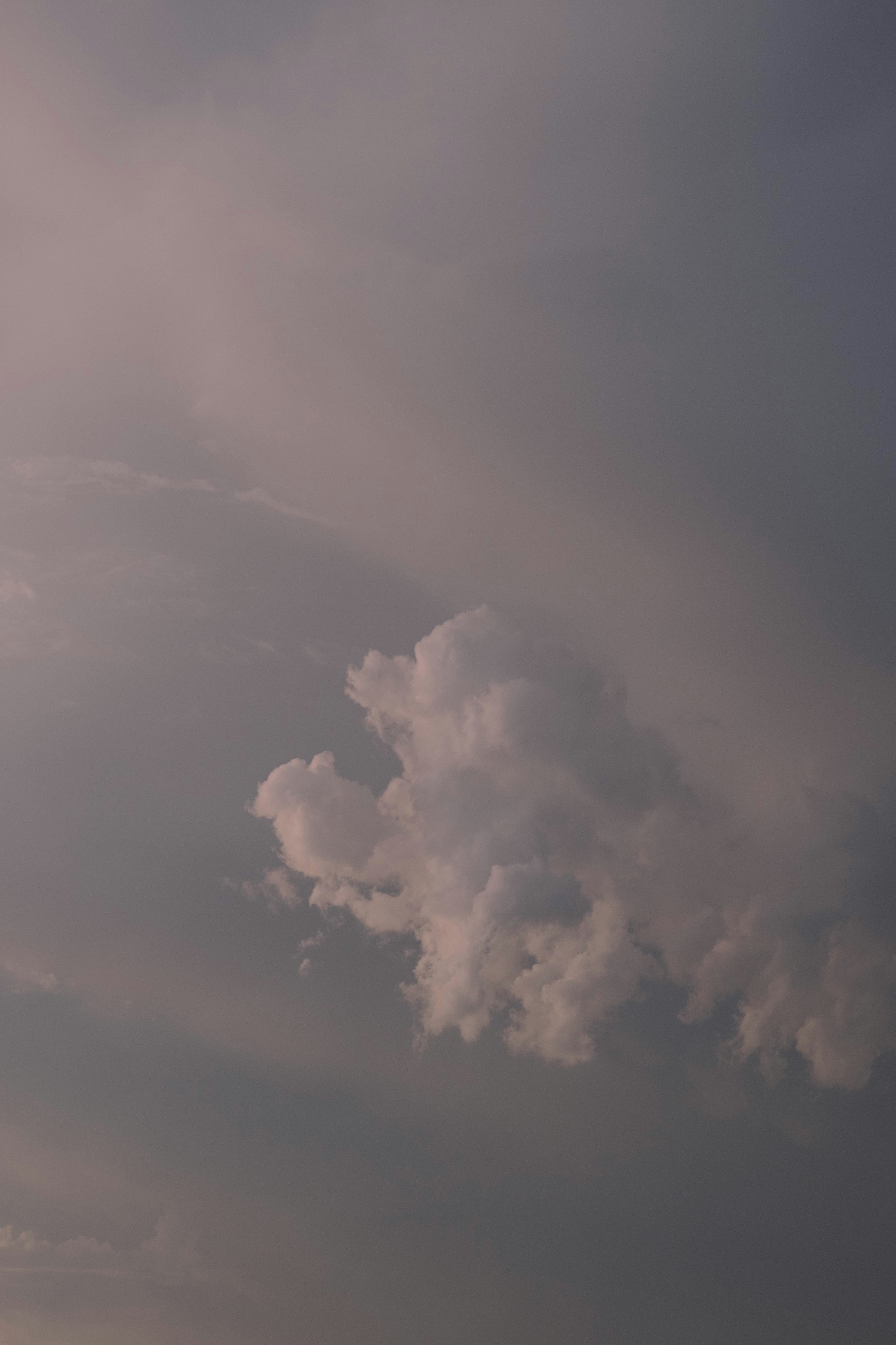 Nubes blancas y cielo azul durante el día