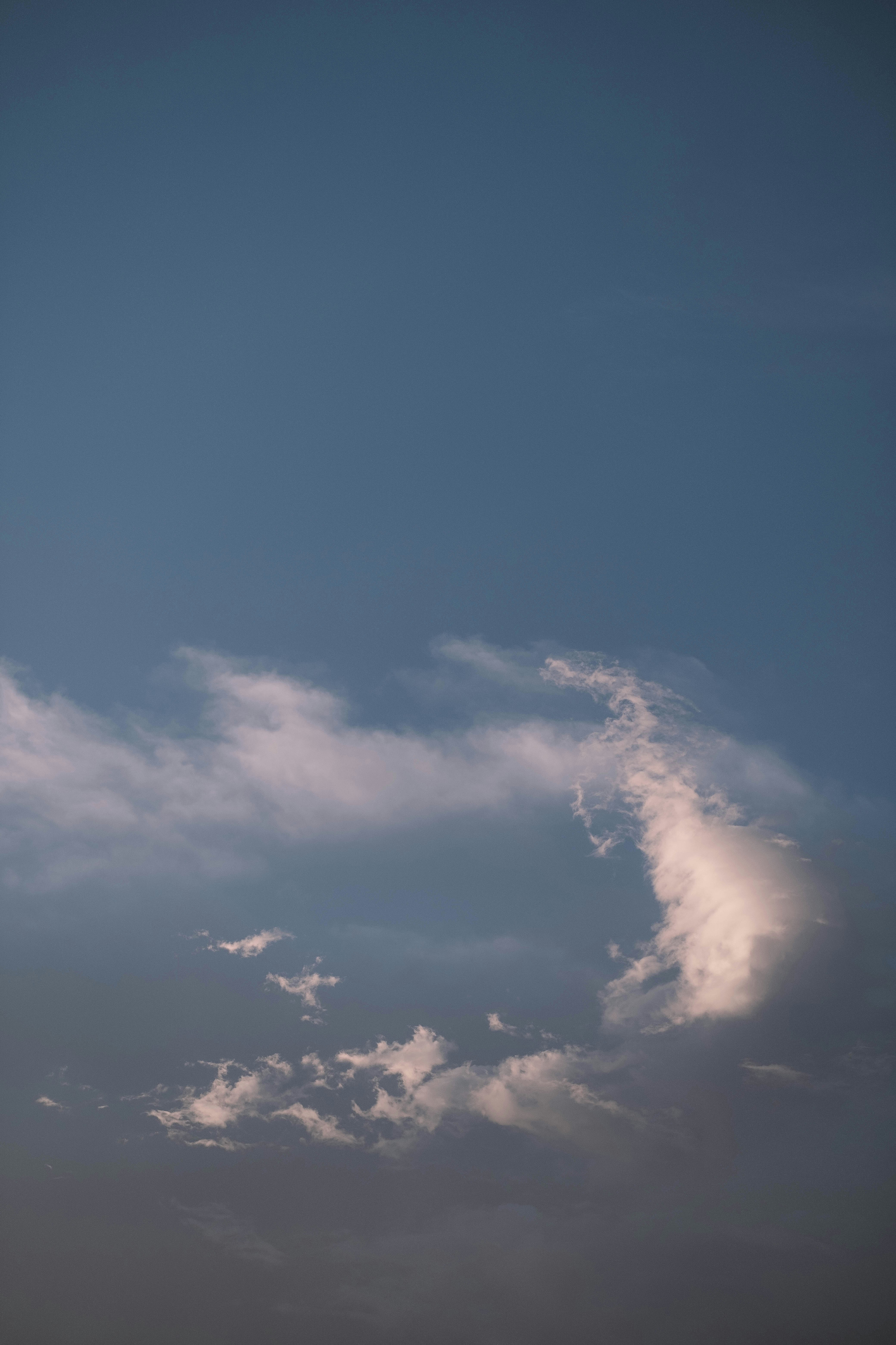 Nubes blancas y cielo azul durante el día