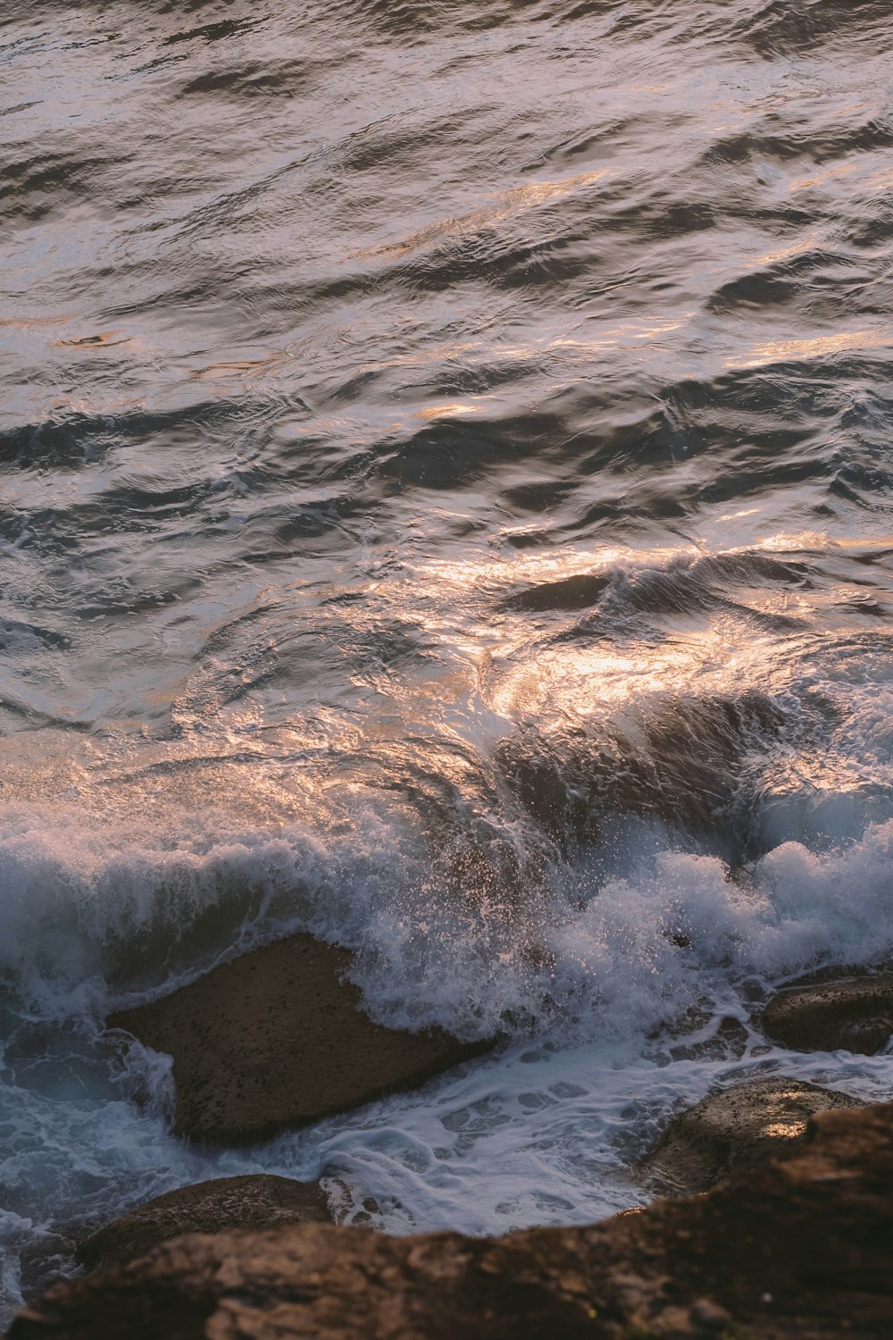 ocean waves crashing on rocks during daytime