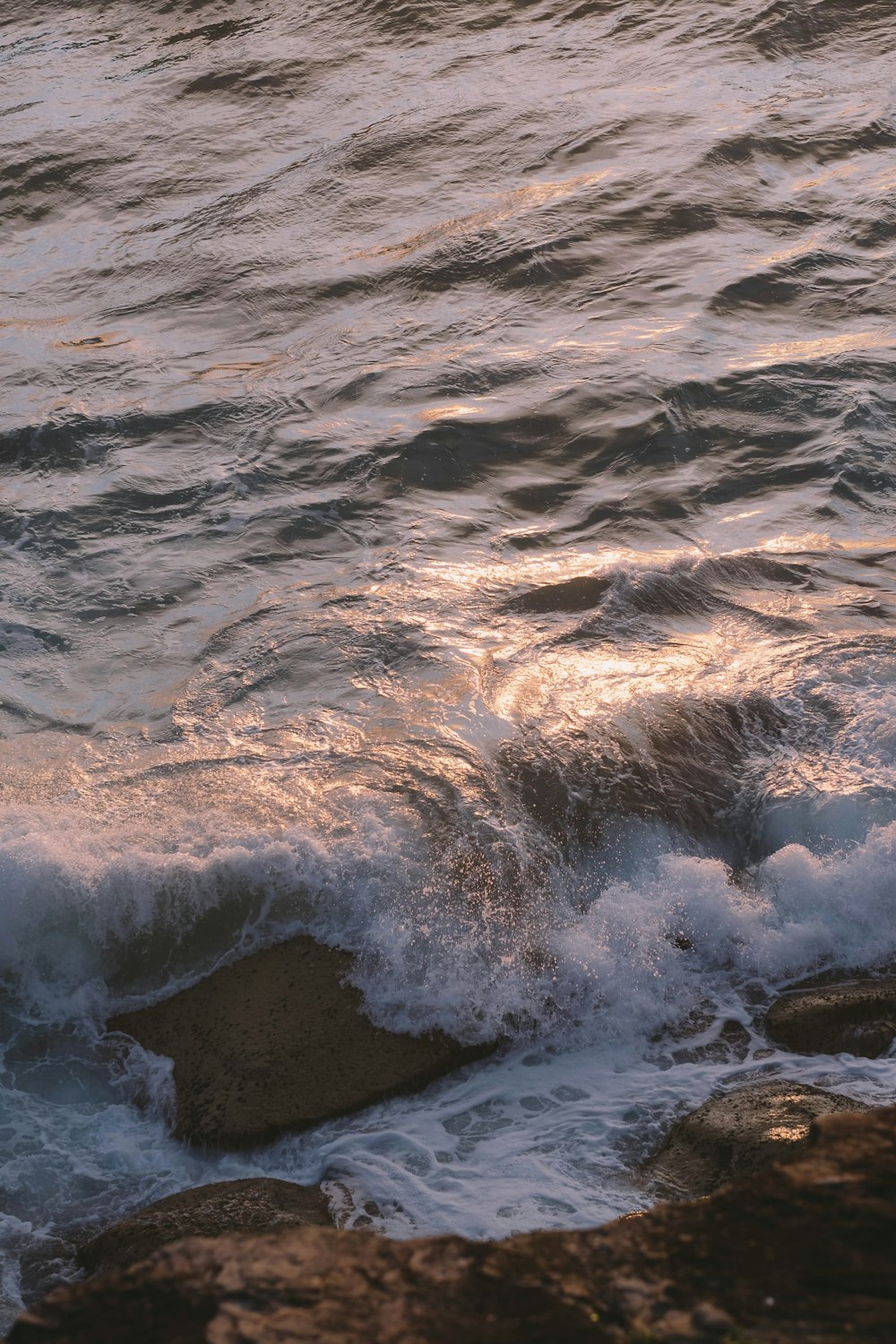 Les vagues de l’océan s’écrasent sur les rochers pendant la journée