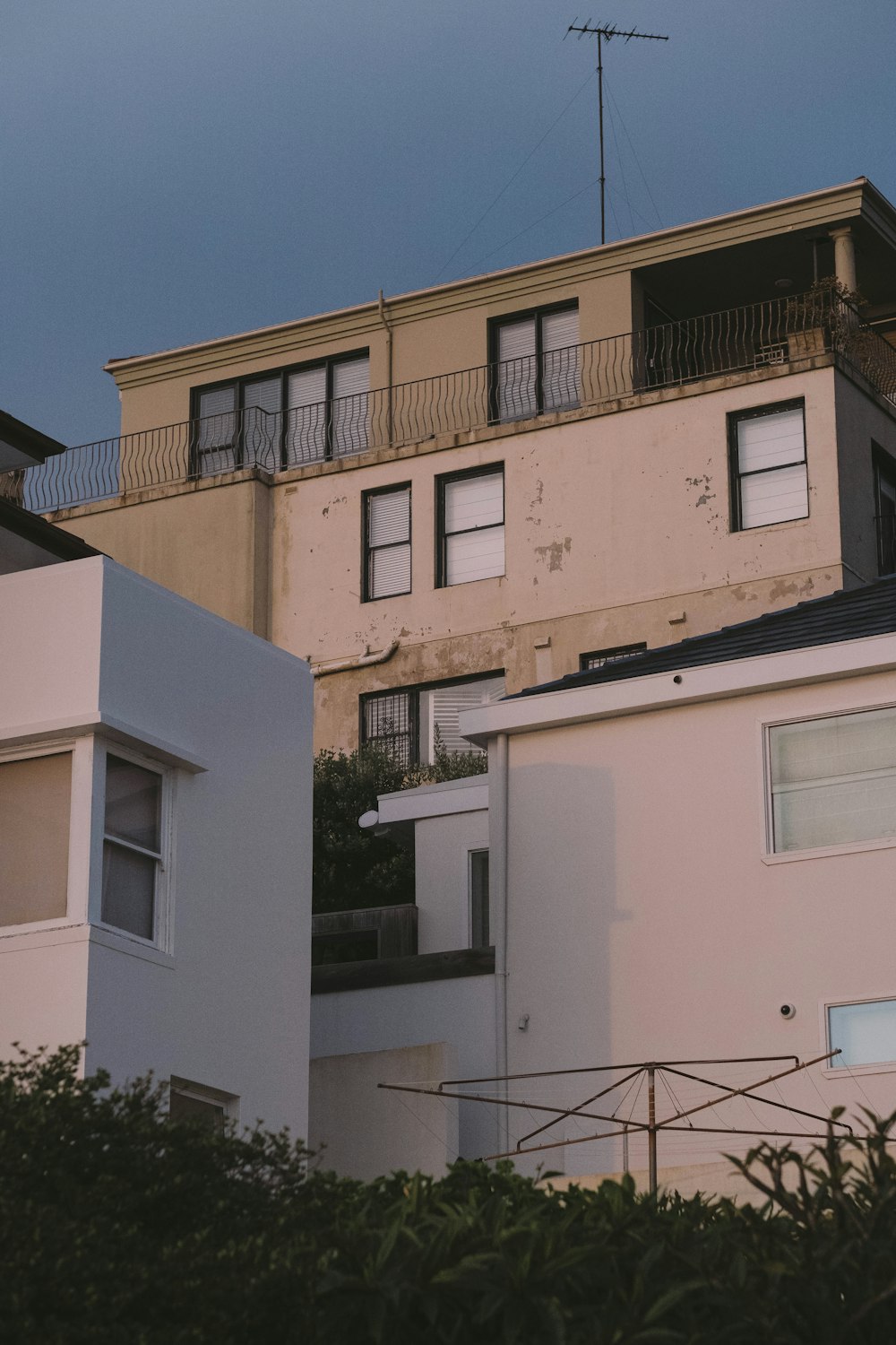 bâtiment en béton blanc pendant la journée