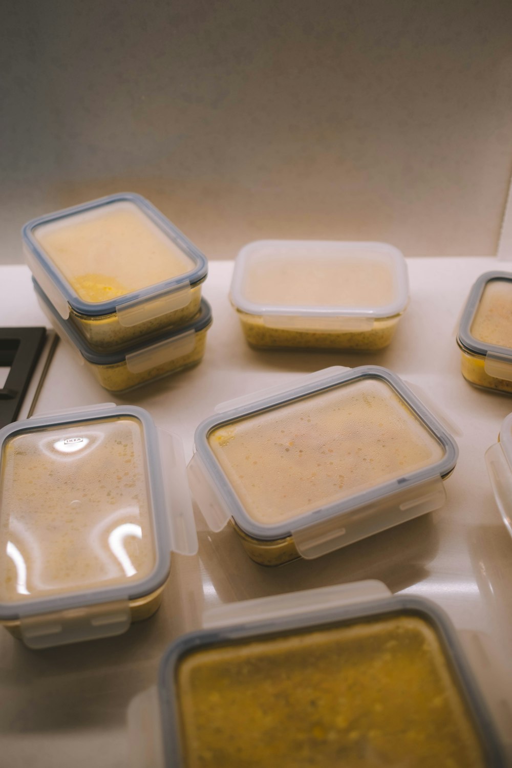 Weißer Lebensmittelbehälter aus Kunststoff auf weißem Tisch