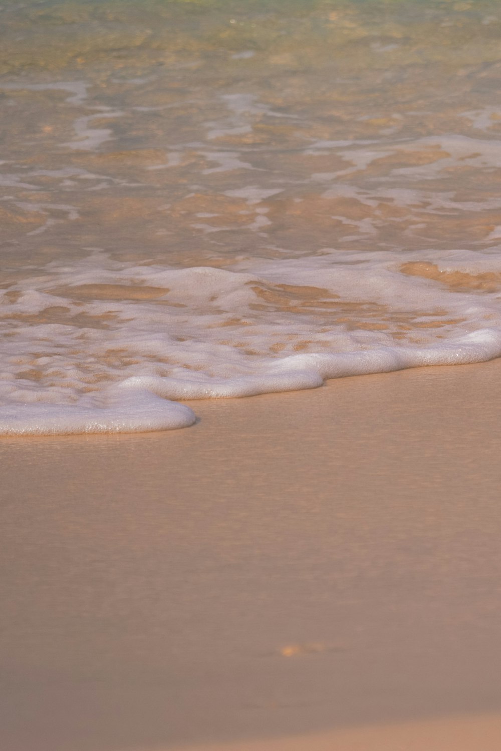 sea waves crashing on shore during daytime