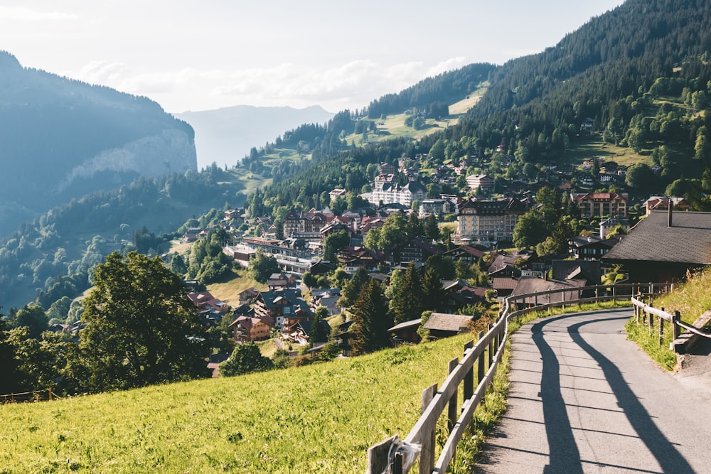 Grünes Grasfeld in der Nähe von Green Mountains tagsüber