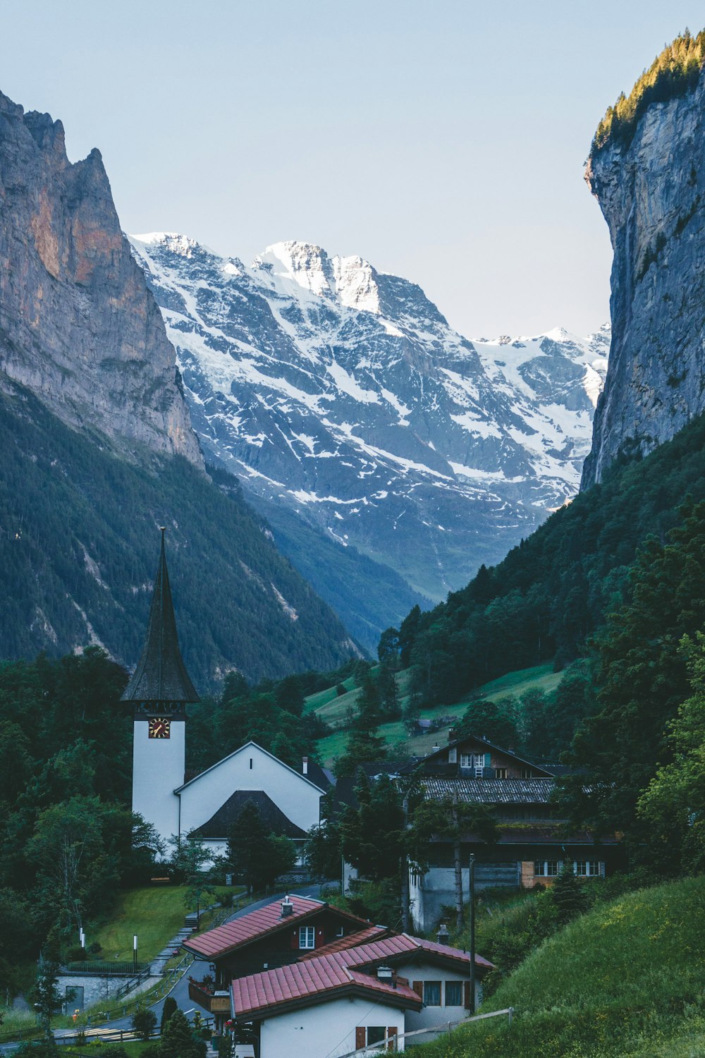 Weißes und grünes Haus in der Nähe von Green Mountain tagsüber