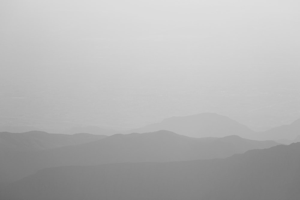 Schwarze Berge unter weißem Himmel tagsüber