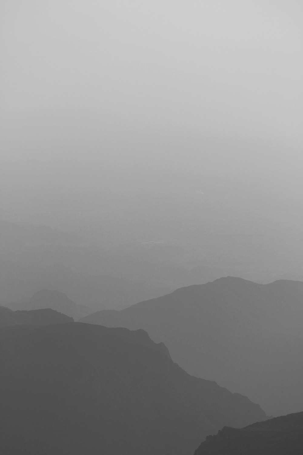 Berge unter weißen Wolken tagsüber