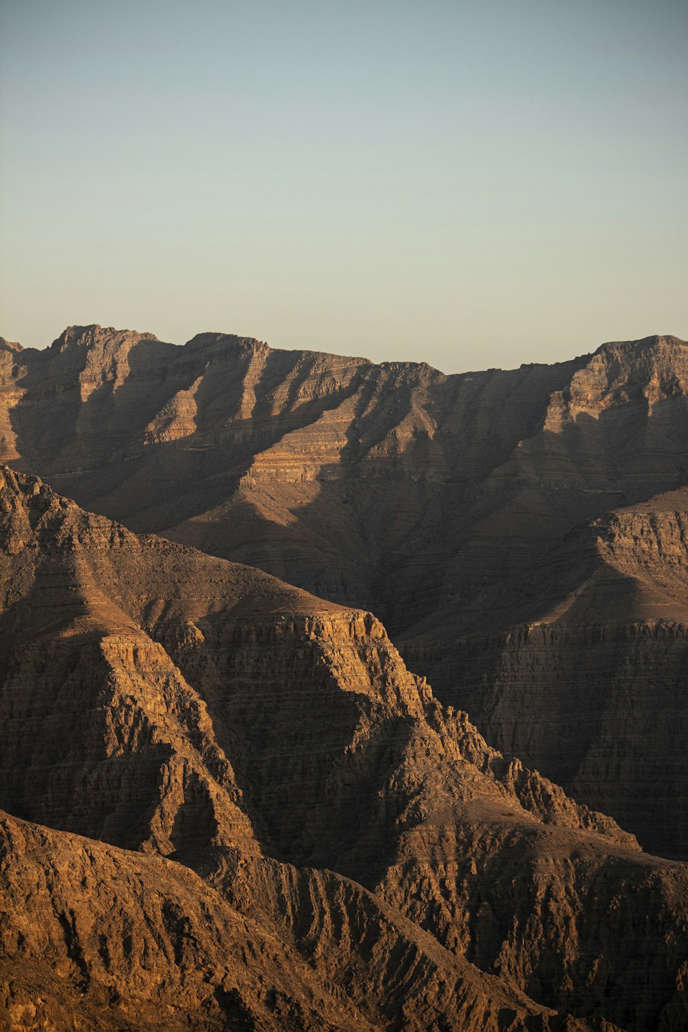 Brauner Rocky Mountain tagsüber unter blauem Himmel