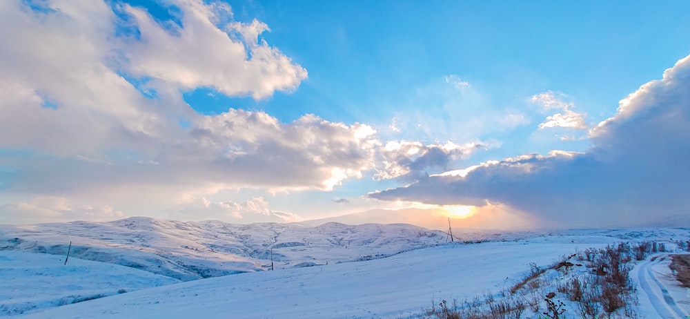 Schneebedeckte Berge tagsüber unter bewölktem Himmel