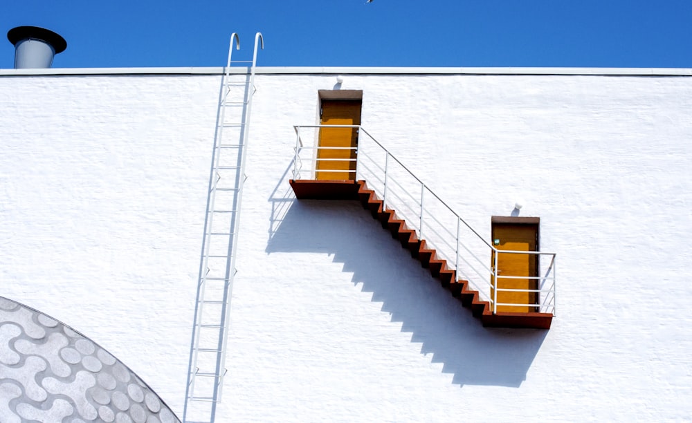 Edificio de hormigón blanco con escalera de metal blanco