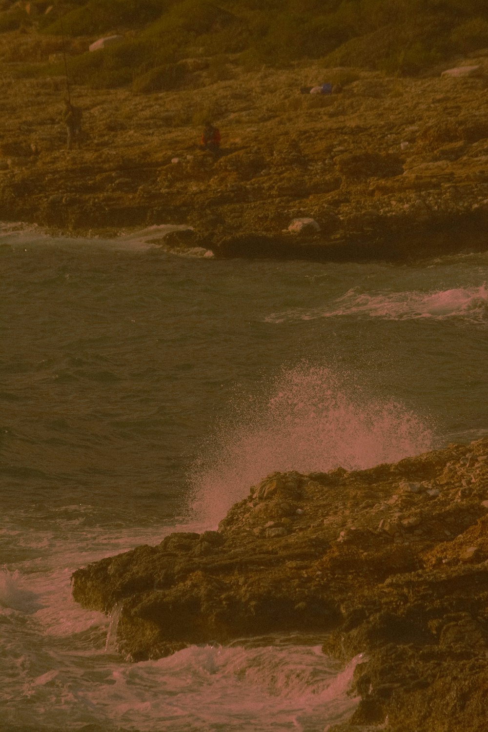 ondas do oceano batendo na costa rochosa durante o dia