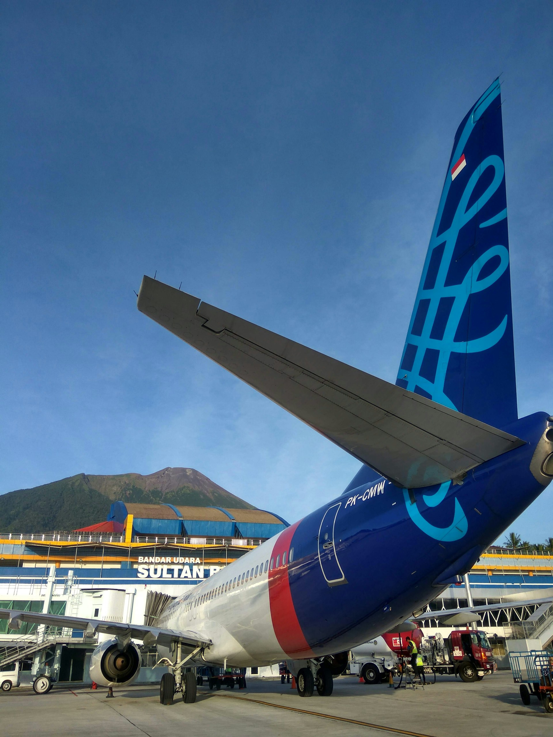 gray computer monitor