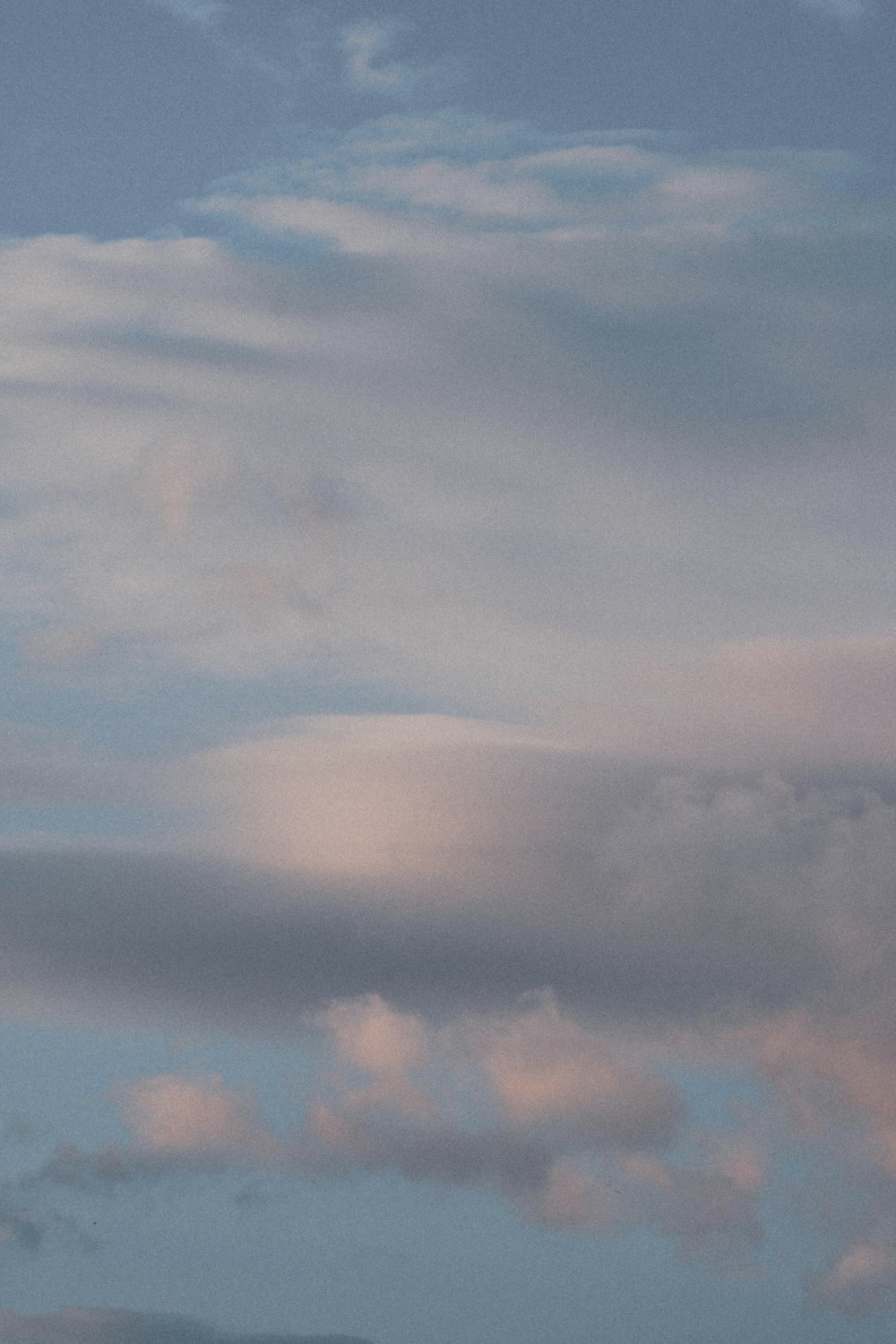 Weiße Wolken und blauer Himmel