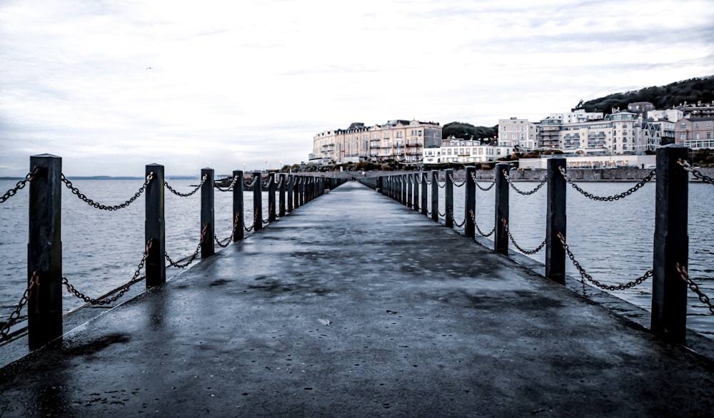 Muelle de madera negra en el mar durante el día