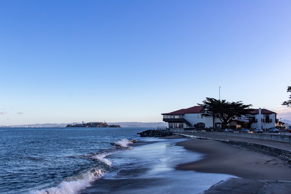 uma vista de uma praia com um edifício ao fundo