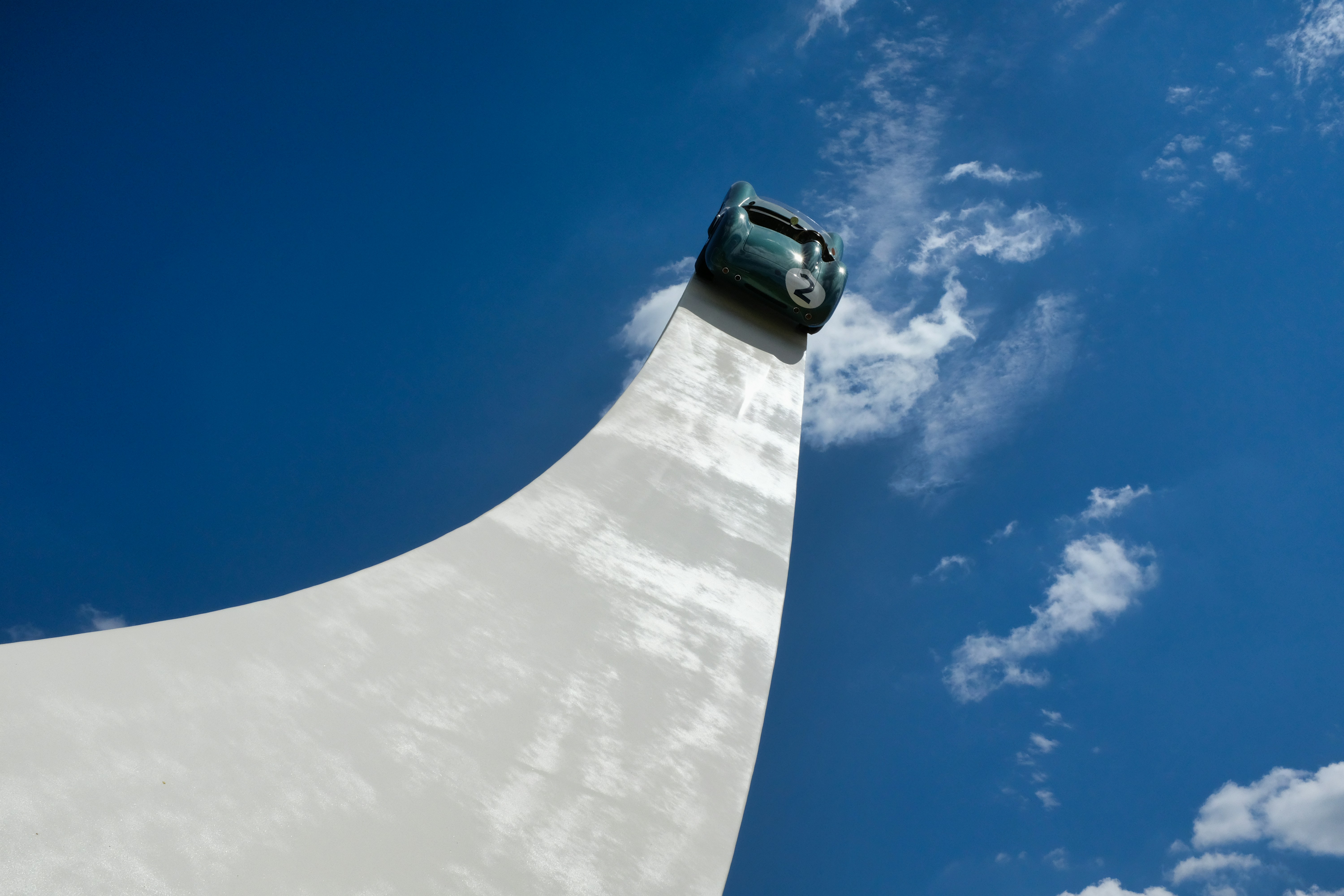Montre ronde noire et argentée sur mur en béton blanc