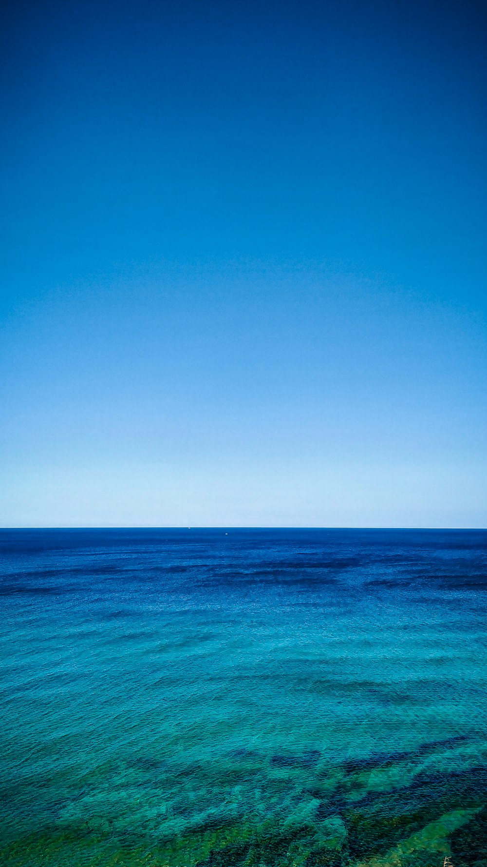 Océano azul bajo el cielo azul durante el día