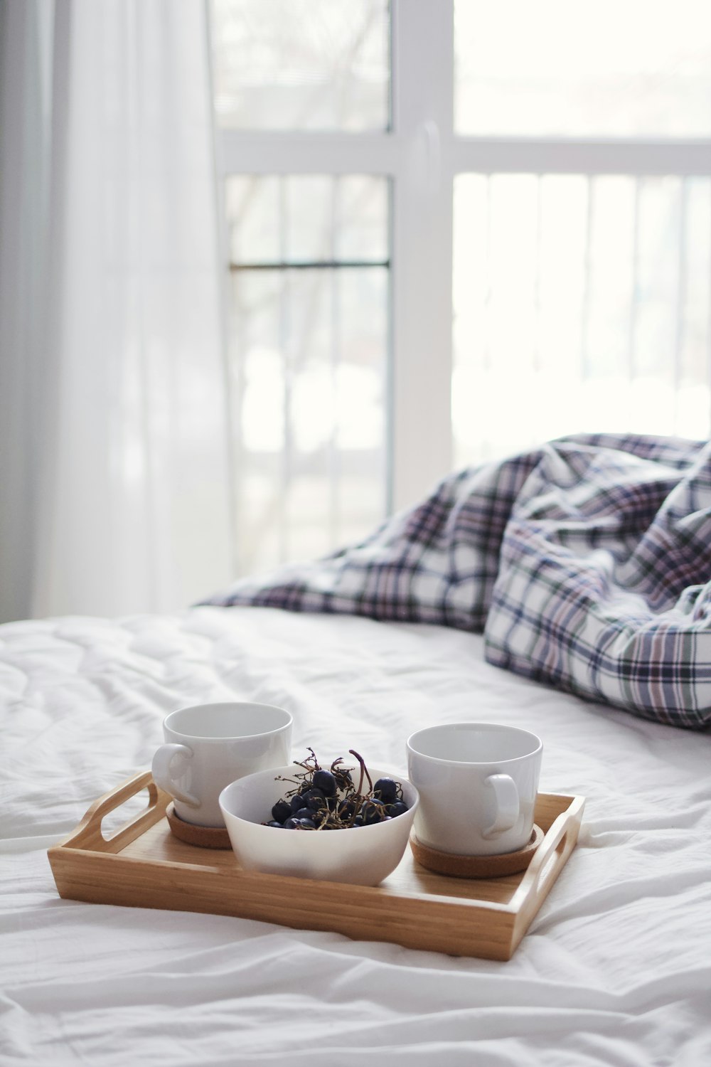 Mug en céramique blanche sur table en bois marron