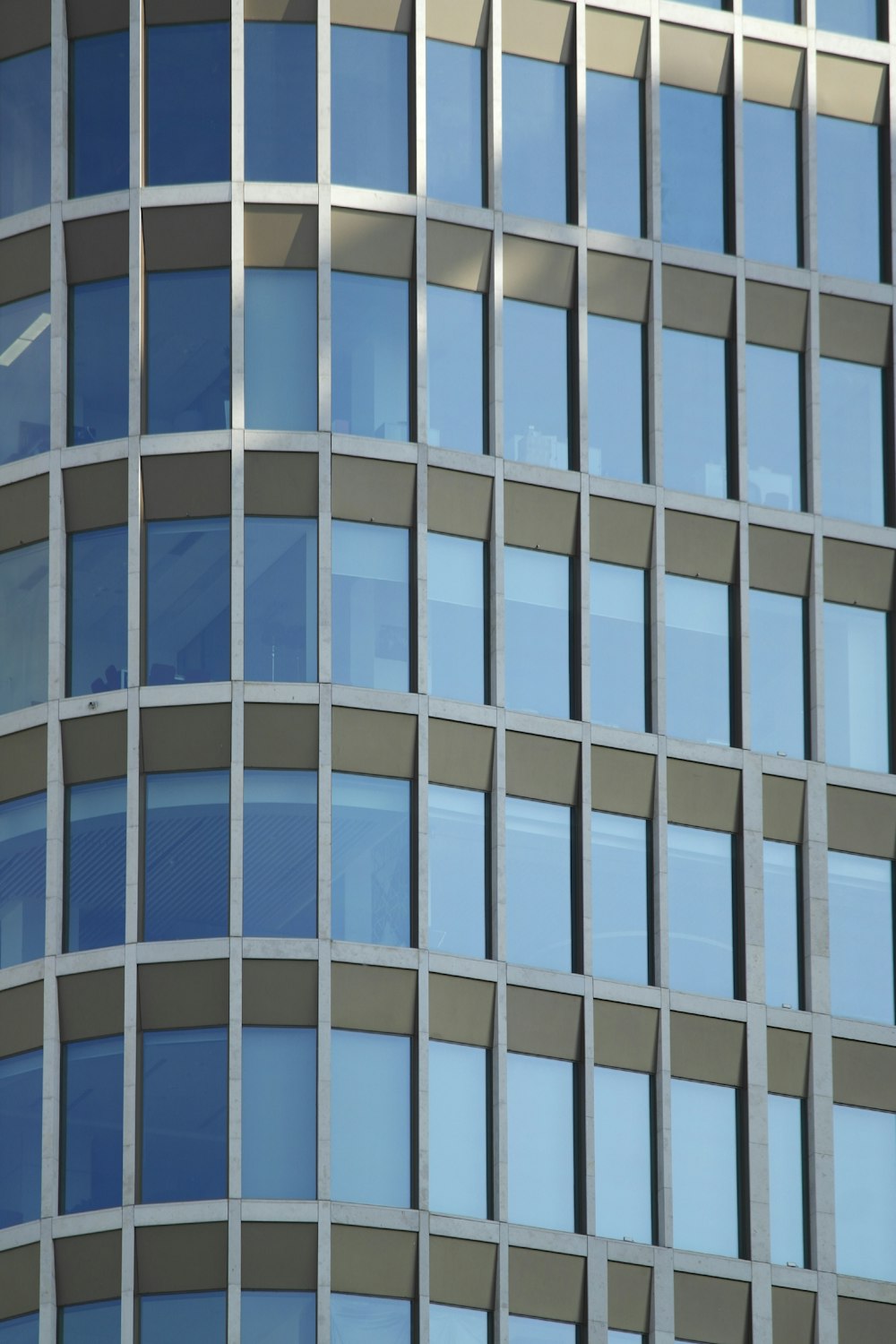 Edificio de hormigón blanco durante el día