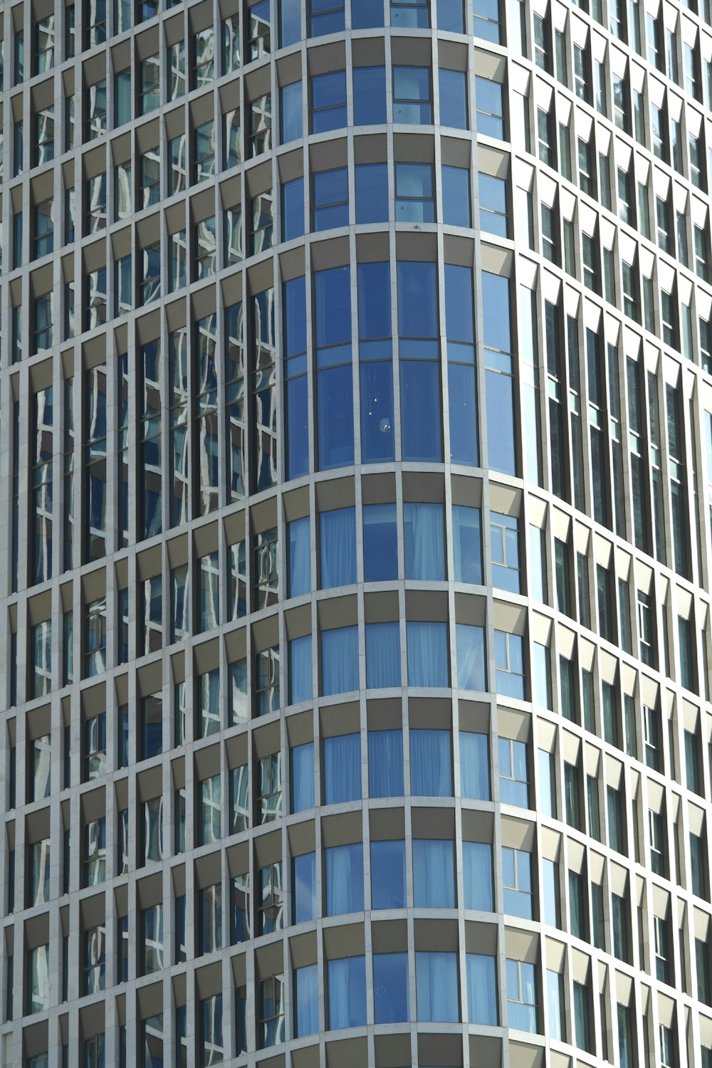 edifício de concreto branco e azul