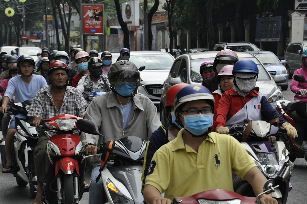 昼間、バイクで道路を走る人々