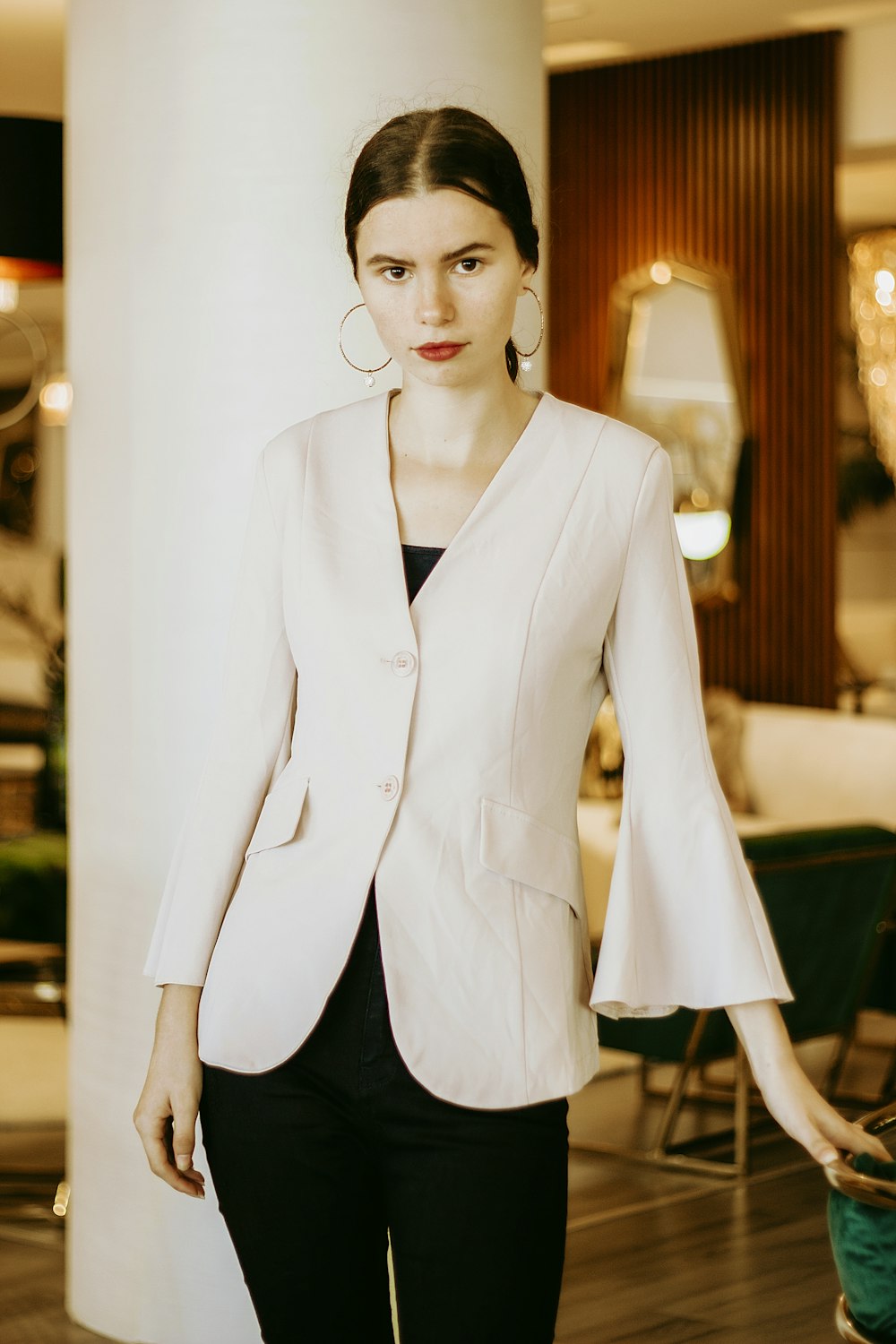 Foto de mujer con blazer blanco y vestido negro – Imagen gratuita  Innovacion naima en Unsplash