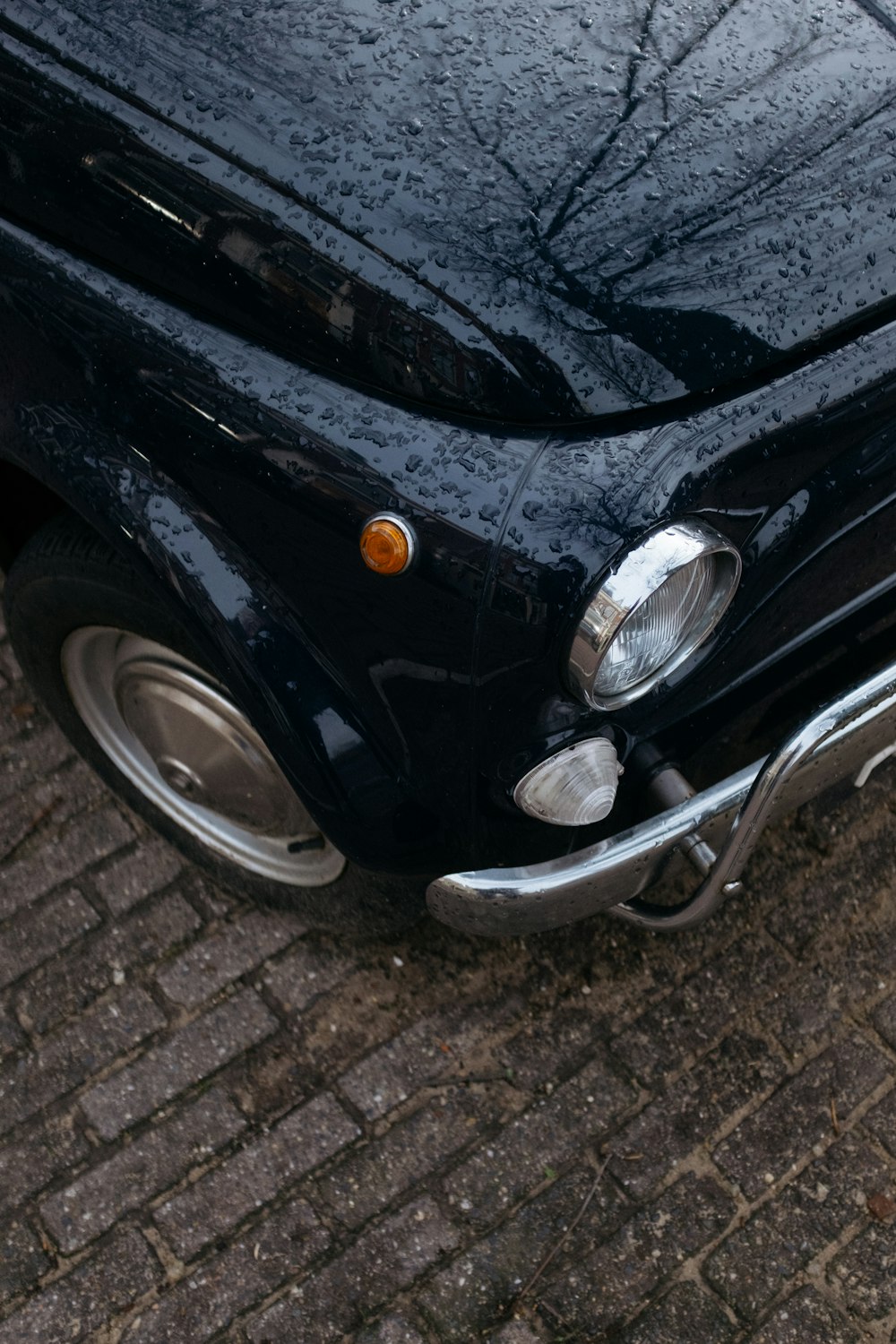 voiture noire sur sol en béton brun