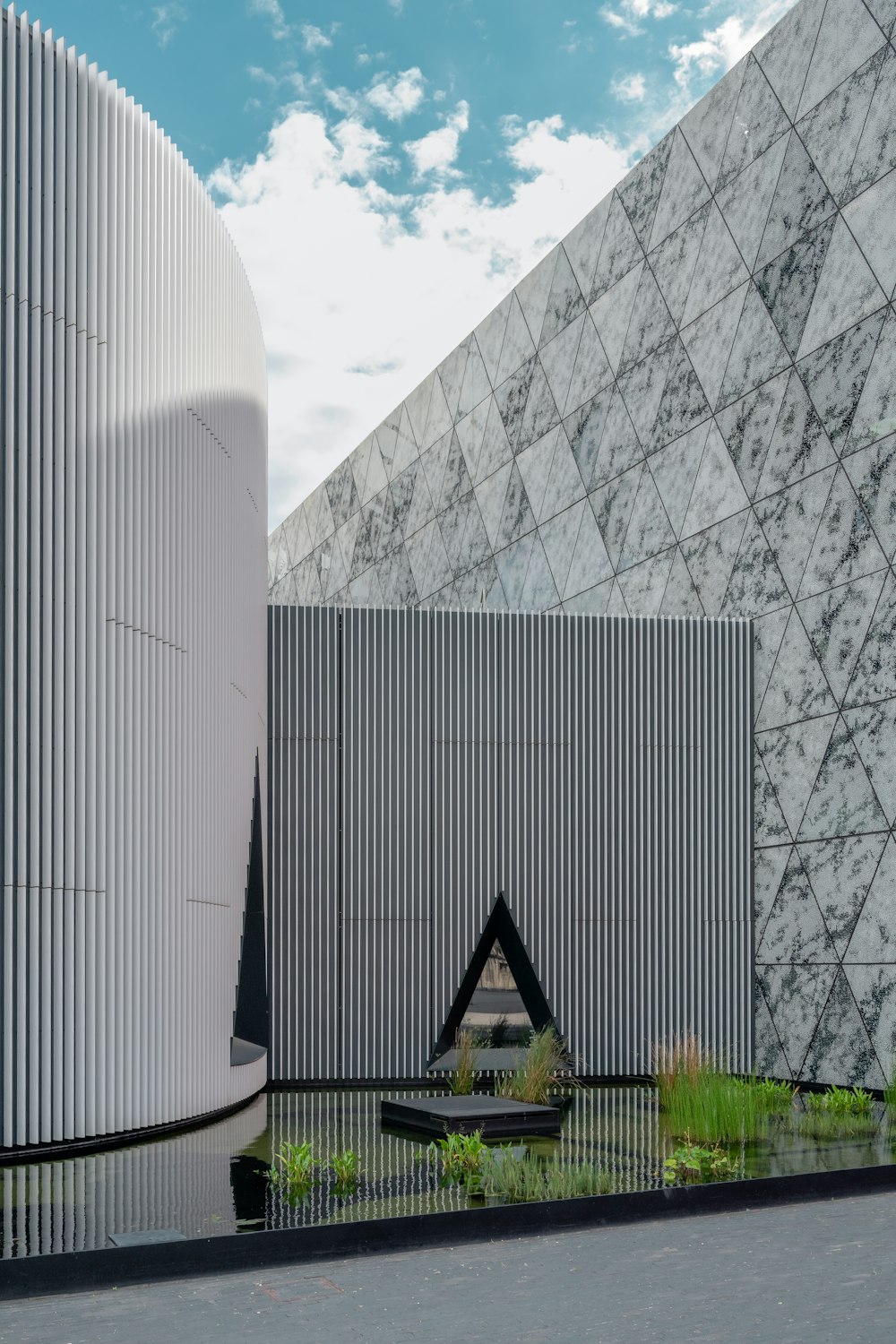 Campo de hierba verde cerca de un edificio de hormigón gris durante el día