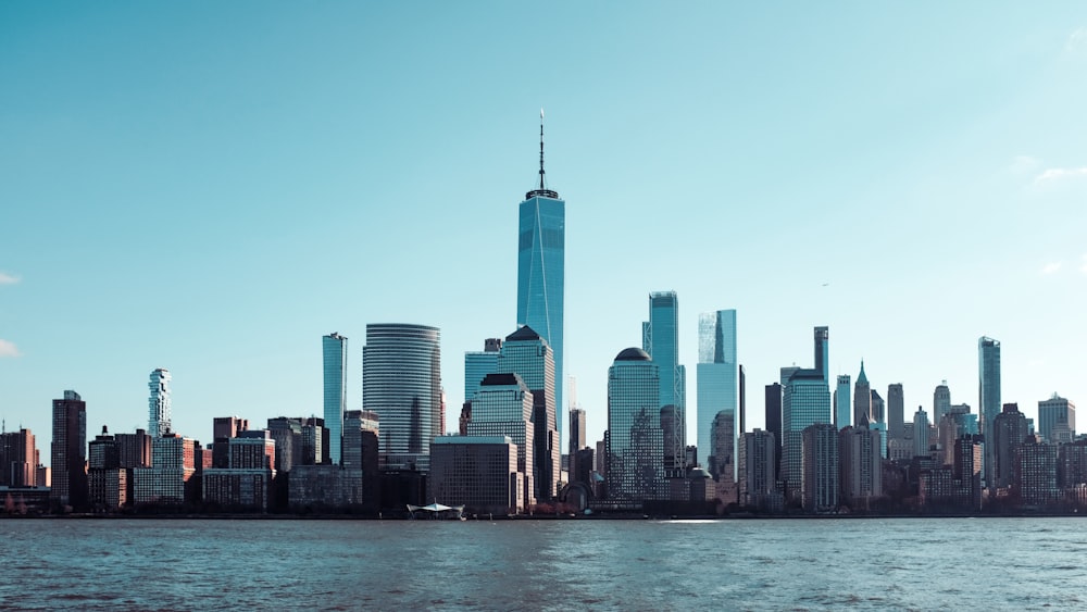 Skyline der Stadt tagsüber über das Gewässer